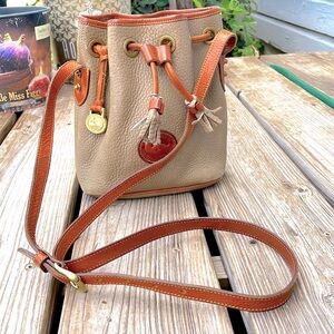 Vintage Dooney & Bourke small crossbody leather bag